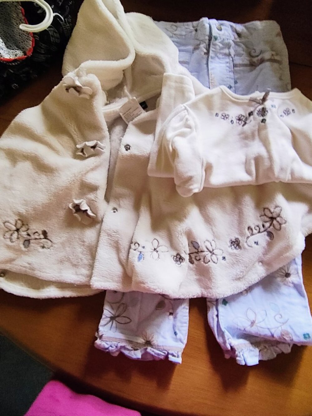 Girls 3 piece outfit by Vitamins 24 months, hooded cape, pants, top